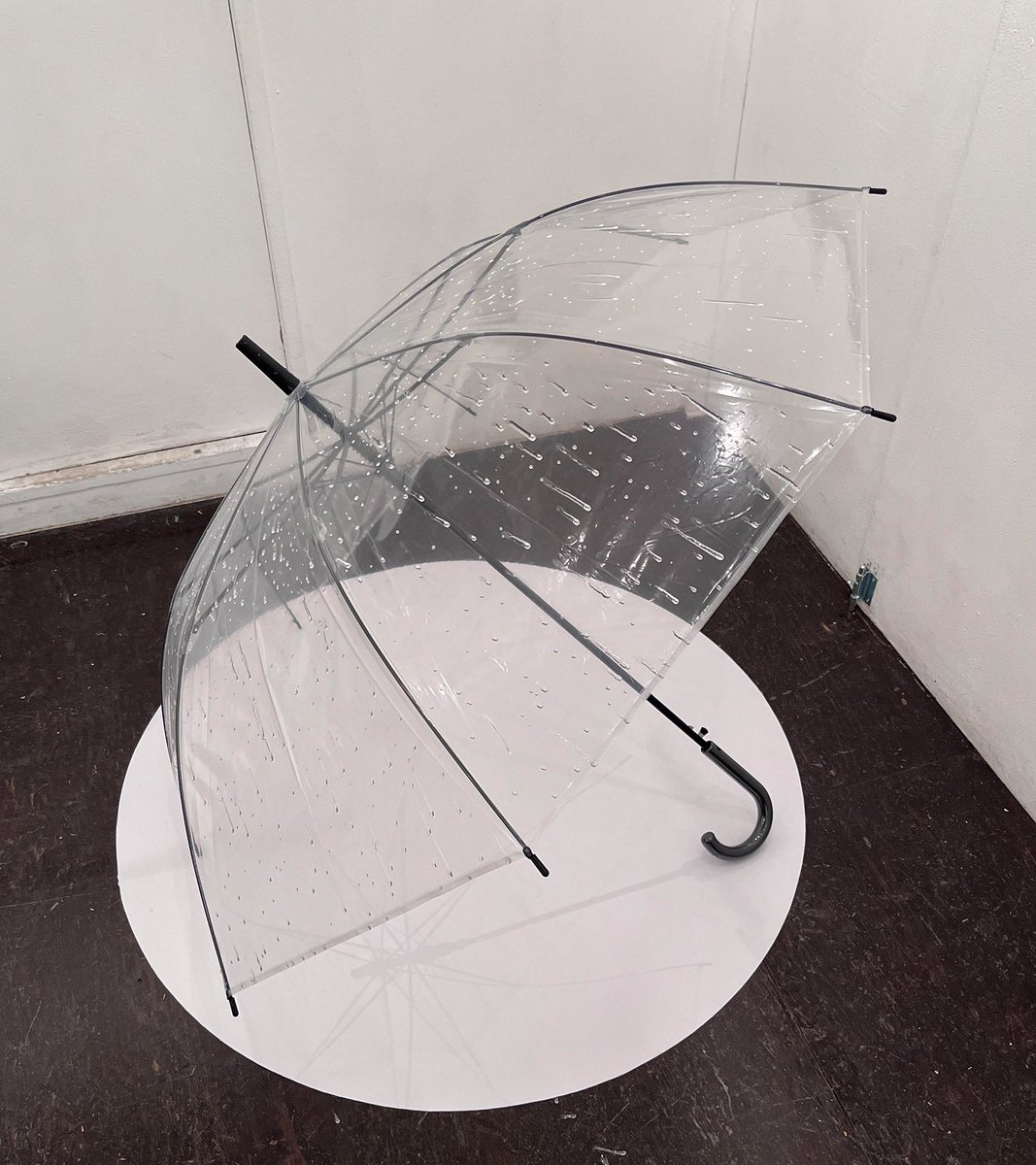 「乾かない傘  干しておいても水滴の模様が施されているので、ずっと乾きません。  」|ミチルのイラスト