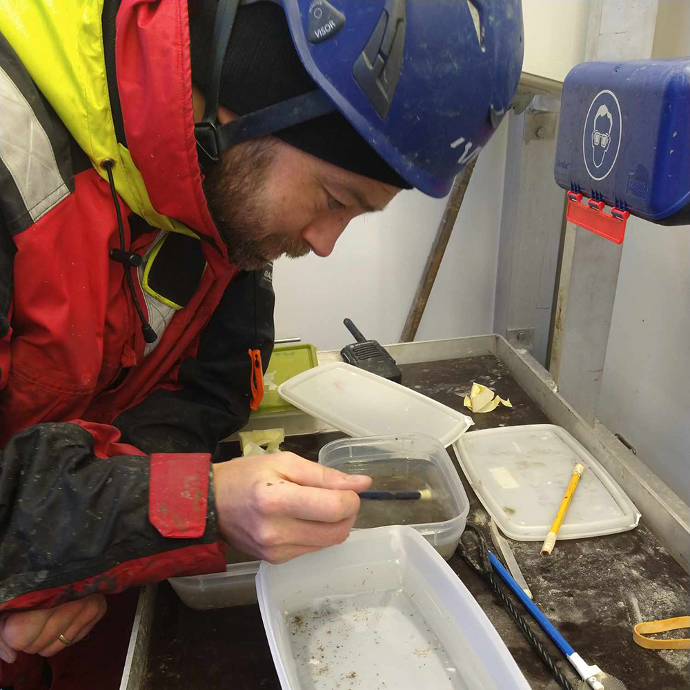 This week we are sampling Monoporeia affinis in the Bothnian Sea for @Stockholm_Uni . Cold and icy! The samples will then be analysed for malformed embryos as a bioindicator for contaminant exposure. #marinemonitoring #marine #research