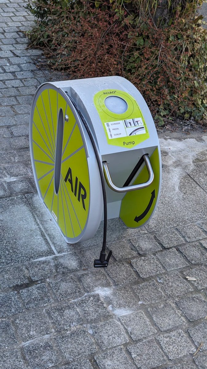 homecinema94's tweet photo. Va falloir que je retrouve comment faire pour ajouter, ici une pompe à vélo sur #openstreemap 🤔 https://t.co/eXJbmtOX4s