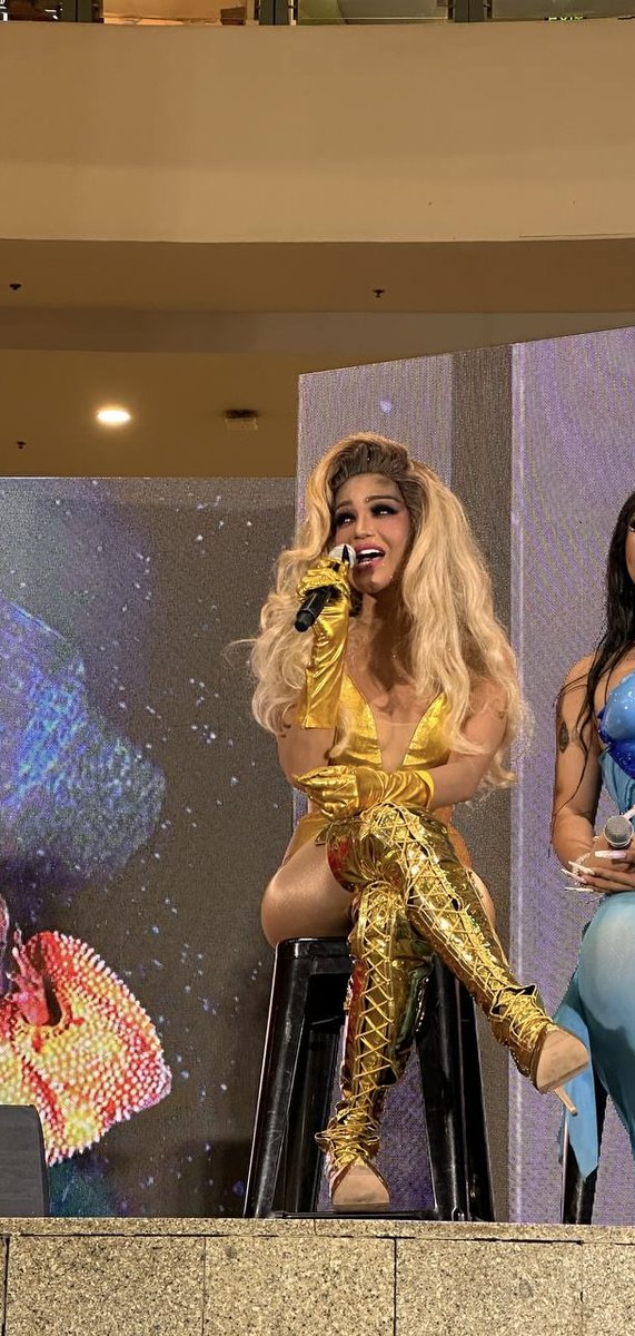primevideoph's tweet photo. @iamevaronda @peabopogi @G22Official @manilaluzon @Itssassagurl @nicolecordoves @heymrstan @MargauxXKs @The_ElviraB @itsmarialava "Pagbigyan niyo na 'ko as a baby drag queen. Makikita niyo sa show, mahiyain talaga 'ko. Eme! 'DAY, MALOLOKA KAYO, ANDAMING PASABOG AT ANDAMING MANGYAYARI. 'DI NAMIN SASABIHIN, KAILANGAN PANOORIN NIYO SA PRIME!" - #RussiaFox https://t.co/2I3cC7F19k