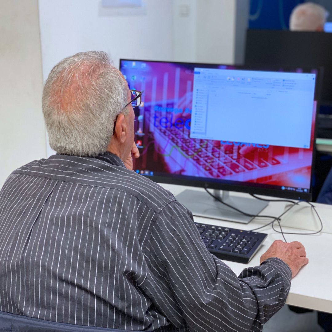 _aebia's tweet photo. ➡️ Acompañamos a los usuarios y usuarias de 𝗧𝗲𝗹𝗲𝗰𝗲𝗻𝘁𝗿𝗼𝘀 en algunos de los 𝗰𝘂𝗿𝘀𝗼𝘀 que están realizando.💻
#formación #aebiaformación #nuevastecnologías #aebia #emprendimientosocial https://t.co/WAlNvJ37rN