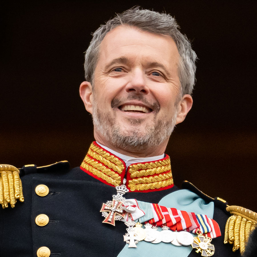 Denmark’s #KingFrederik X ascended the throne this past weekend, succeeding his mother, #QueenMargrethe II, who formally abdicated after 52 years as monarch, with large and admiring crowds gathered in the capital to witness history. ▹ bit.ly/3Hmg7Dk 👑