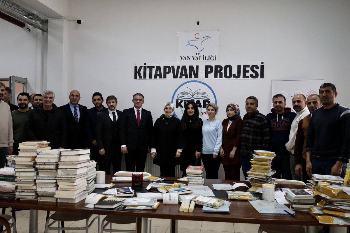 CelileErenOKTEN's tweet photo. Van Valimiz Ozan Balcı himayelerinde yürütülen "KİTAPVAN PROJESİ" binasını ziyaret ederek çalışmalar hakkında bilgi aldık. 

Okuyan bir nesil inşasında emin adımlarla yürüyen ilimizin tüm illere örnek olmasını temenni ediyor,gayretlerinden ötürü @tcvanvaliligi ni tebrik ediyorum. https://t.co/Hzz85RC2f0