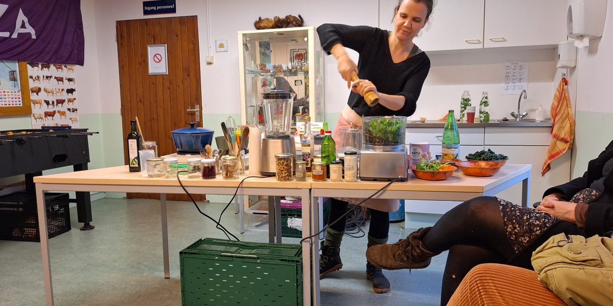 BILTHOVEN – Daphne de Ridder demonstreert hoe je hummus, chutney, paté en pesto’s maakt en dat op een plantaardige en duurzame manier. Dit doet ze tijdens haar kookdemonstratie op de streekmarkt van vrijdag 15 december.

Lees hier het hele bericht
svjmedia.nl/biltsenieuwe/1…