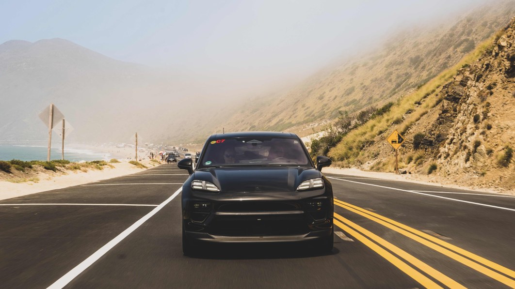 thisispedal's tweet image. The #PorscheMacanEV just crushed range anxiety by clocking 298 miles on a single charge at speeds over 60 mph! 🚀🔋🚗 Embrace the electric rush without the rush to recharge! #EVRange #ElectricVehicle #pedal #pedalapp #thisispedal

Discover more: pedalapp.com