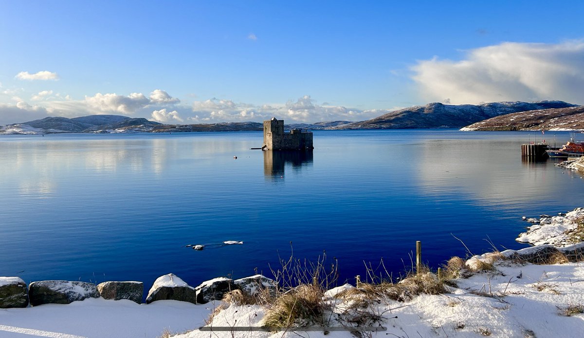 Beautiful but cold day here 🥶

#isleofbarra #castlebay #kisimulcastle #vatersay #mingulay #snowing