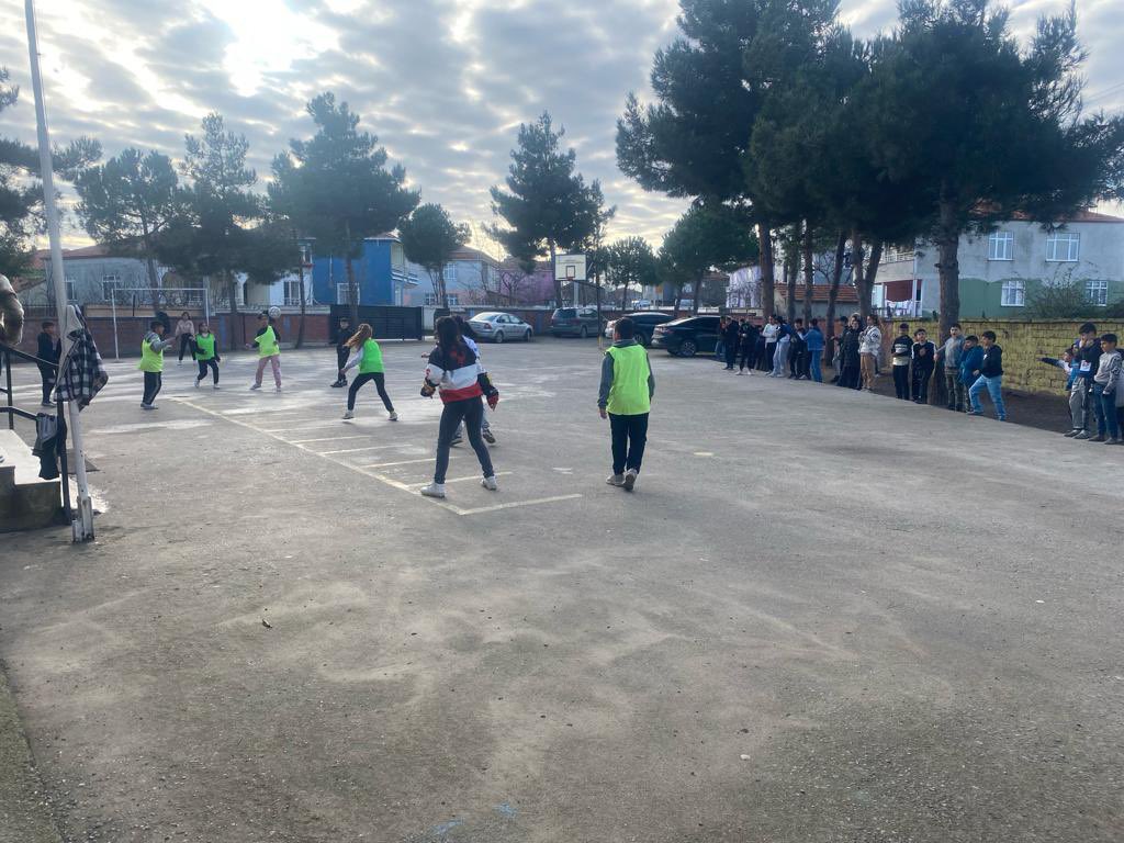 dededagiortaok1's tweet photo. Milli Eğitim Bakanlığımızca hazırlanan "Dönem Sonu Faaliyet Haftası” kapsamında okulumuzda Çarşamba günü planlanan sınıflar arası futbol turnuvası yapılmıştır.

@tcmeb
@Yusuf__Tekin
@bafrakaymakam
@muratagar60
@samsunmem
@mehmetalikatip1
@bafra_mem
@osmancakir60 https://t.co/9SFcvkvOwm