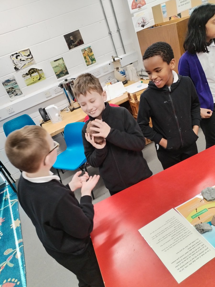 Sandwood120's tweet image. P5 have had a wonderful morning @GlasgowMuseums learning all about the materials of our planet. It was great to get hands on with our learning .

#learning #materials #discov
