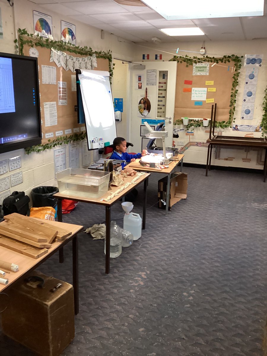 Year 4 are loving their Science of Sound workshop with <a href="/BoffinProjects/">Boffin Projects</a> this morning. #PrimaryScience #SoundofScience #Practicallearning