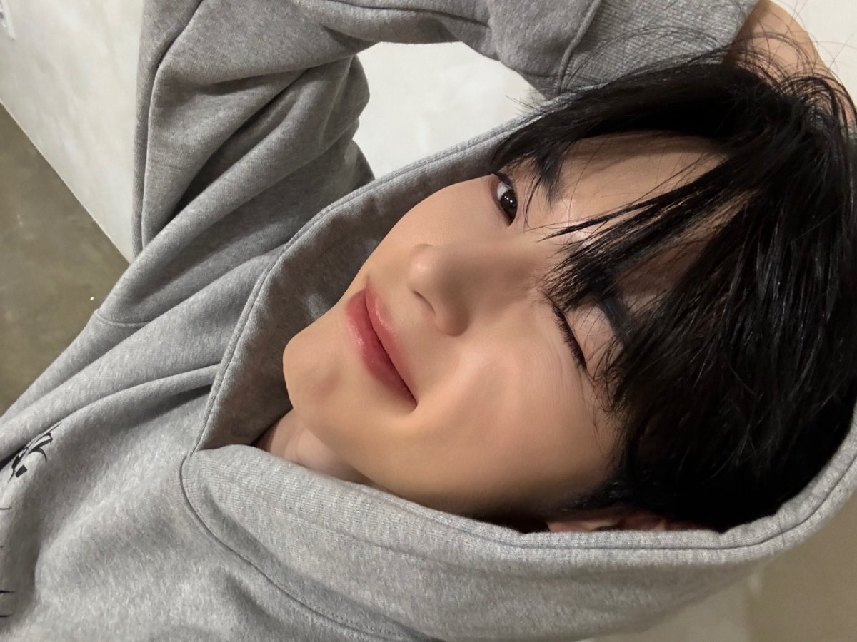 ZB1_official's tweet photo. _💌

제로즈~💌
뭐해 생각나서 왔어 :)
오늘 하루도 좋은 하루 보냈나아~~

#SUNGHANBIN #성한빈 
#ZEROBASEONE #ZB1 #제로베이스원 https://t.co/S5yO1YYYO8