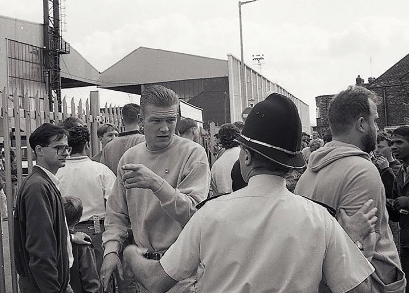 DavisArchive's tweet photo. Day 3 The old ‘I’ve left me keys in the car’ trick to get at the away fans ain’t rubbing with this copper 😂 Stoke City v Port Vale Victoria ground 1992 #footballfans #footballlads #stokecity https://t.co/BxVNMaCogX
