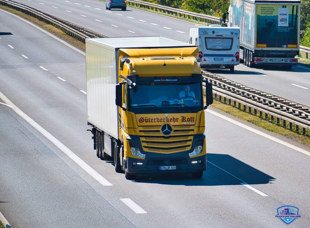 T_und_T's tweet photo. Güterverkehr Mario #Kott, #Neudietendorf
#lkw #lastwagen #truck #lorry #vrachtwagen #transport #trucking #truckspotting #truckspotter #truckfotografie #lkwfotografie #truckpictures #lkwbilder #lkwfotos #sattelzug #spedition #transportunternehmen #Mercedes #mercedestrucks #actros https://t.co/CyCPo0V16p