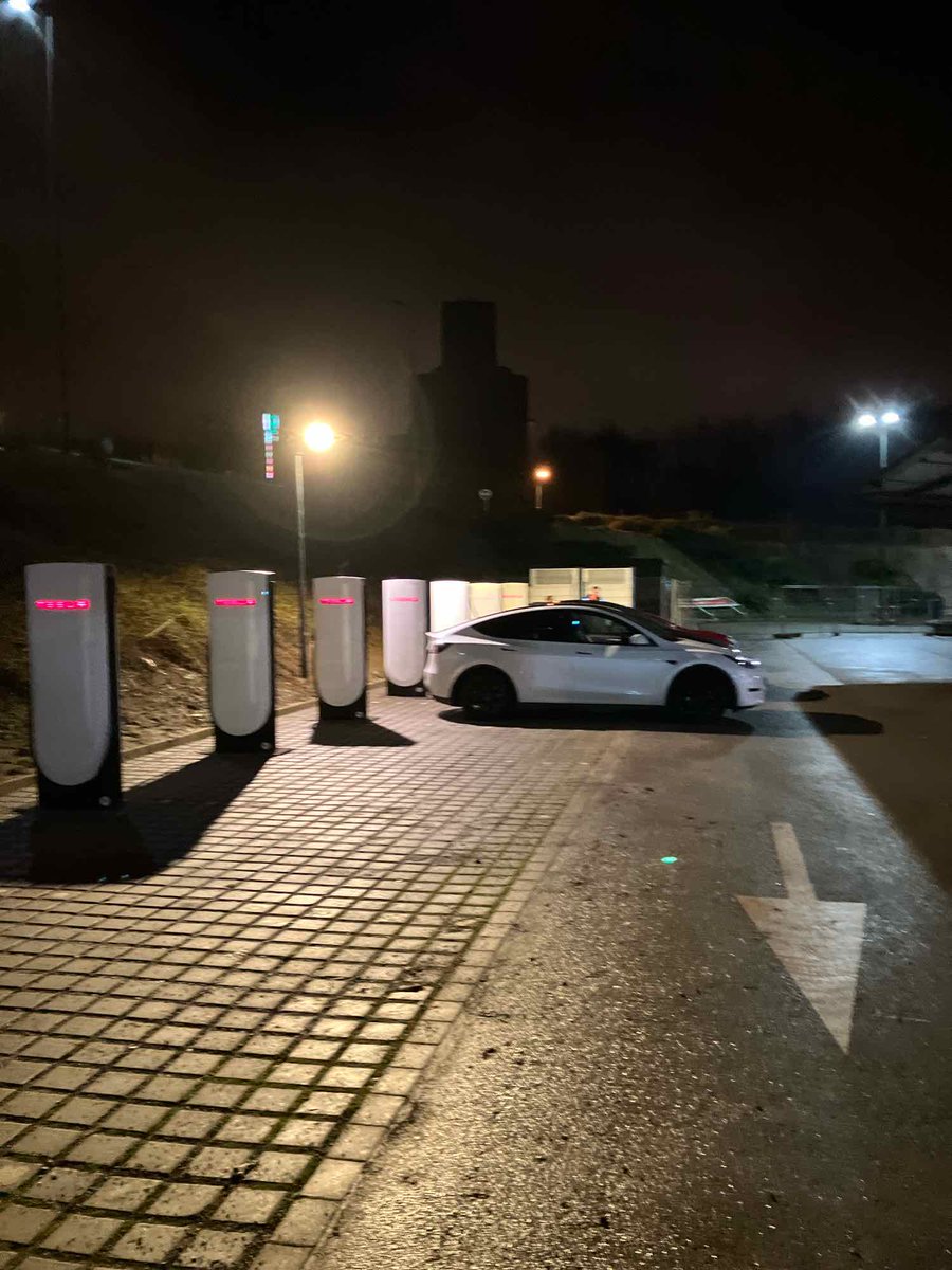 New Tesla Supercharger: Loudéac, France (8 stalls) tesla.com/en_eu/findus?l…