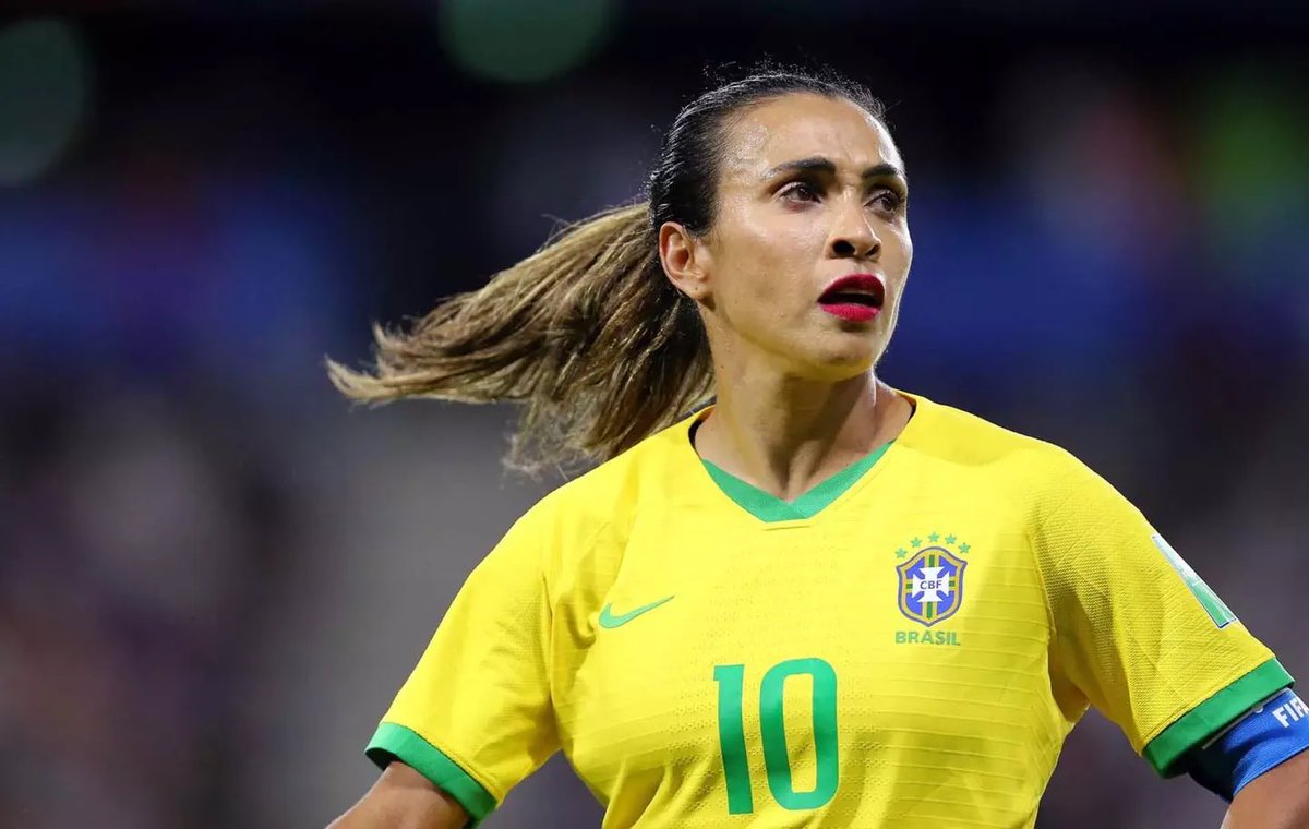 juntasnatal's tweet photo. JOGUE COMO MARTA! 💪

O prêmio pelo gol mais bonito do futebol feminino agora levará o nome de Marta, atleta brasileira que segue fazendo história na modalidade e rompeu diversas barreiras no esporte por ser mulher. Reconhecimento justo de quem é uma referência para muitas. https://t.co/8ceh3Cd5sU