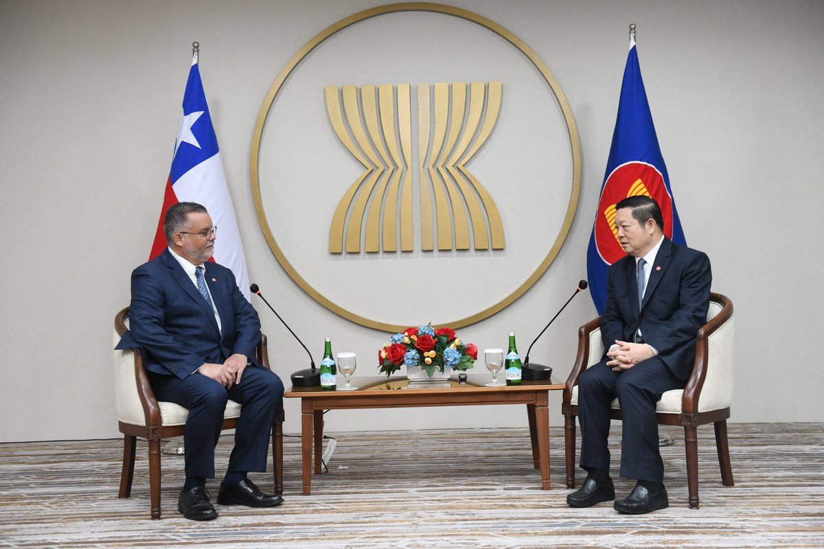 Today, newly-appointed Ambassador of the Republic of Chile to ASEAN, Mario Ignacio Artaza, presented his credentials to SecGen Dr. Kao Kim Hourn, at ASEC. They discussed and sought means to enhance ASEAN-Chile cooperation in potential areas of mutual interest and benefit.