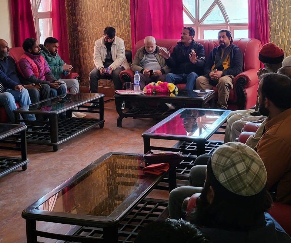 Abdul_QayoomMir's tweet photo. Meeting of @BJP4JnK Party Workers of Thannamandi Constituency. Discussions held over #BoothJanSamwad, Voters deletion/addition &amp; reaching out to every household to raise awareness abt Pro Poor Schemes of PM Modi Led @BJP4India &amp; support for central&amp; UT Leadership.
@RavinderRaina https://t.co/JKFZmdTluE