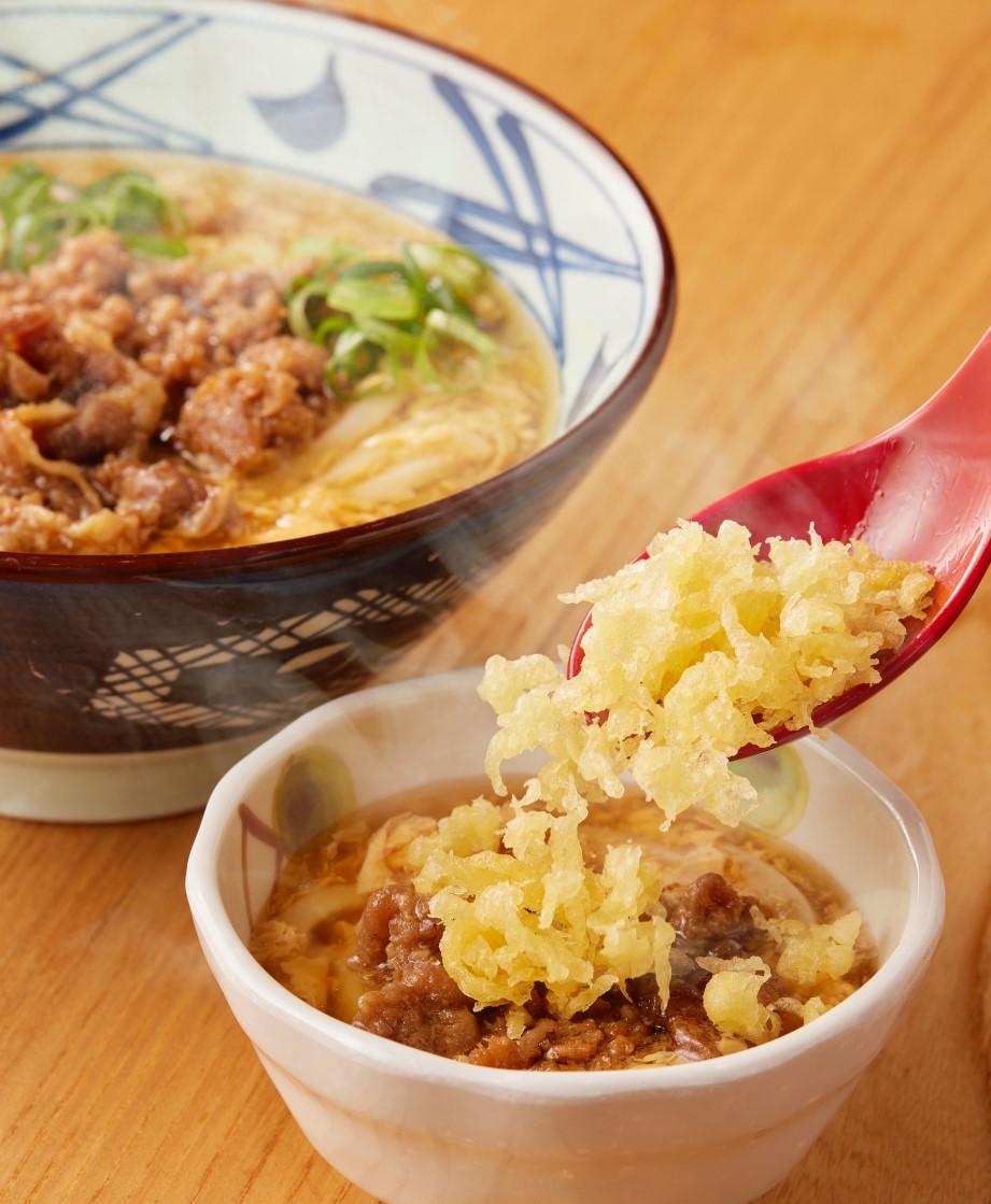 ／ #肉がさね玉子あんかけうどん おすすめ薬味紹介！ ＼ 肉がさね玉子あんかけうどんに #天かす を入れると、とろりとした玉子あんかけにさくさくとした食感が加わって、お楽しみいただけますよ！だしが染みて柔らかくなった食感もおすすめ。ぜひ試してみてくださいね！ #丸亀製麺