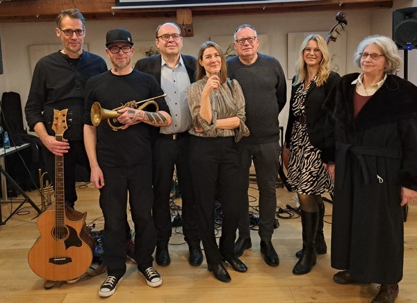 EderDampfradio's tweet image. Ausstellung „Griechische Szenen“  im Kump eröffnet Hallenberg(pm). Am vergangenen Donnerstag wurde die Ausstellung „Griechische Szenen“ mit Bildern von Pitt Moog im Hallenberger Kump eröffnet.  #Ausstellung #Hallenberg #Kump

eder-dampfradio.de/2024/01/17/aus…