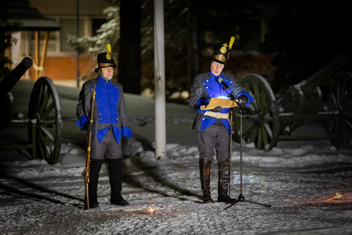 Maasotakoululla vietettiin tänään Vöyrin päivää, joka on aliupseeriston perinnepäivä. Perinteitä noudattaen nautittiin Katkeran kalkin malja ja perinnehenkilöt, lippujunkkarit Rooth ja Spoof toivat tervehdyksensä 1700-luvulta. #maask #vöyrinpäivä #aliupseeristo