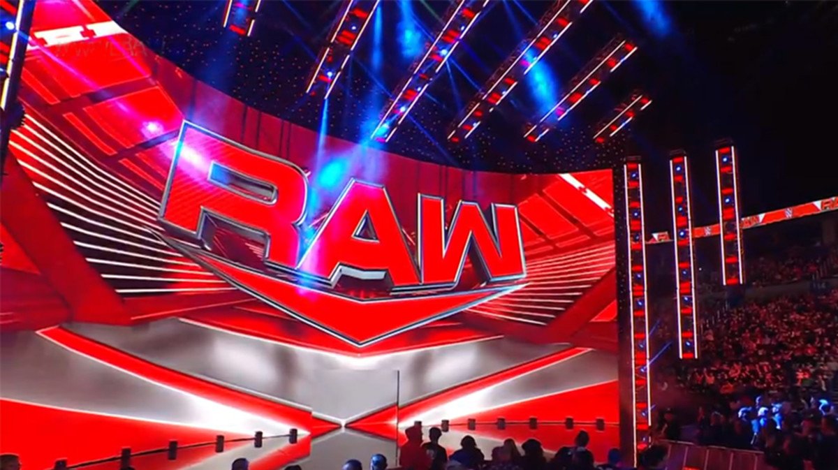 Iugarini's tweet photo. Uomini e Donne e gli Show WWE sono la stessa cosa, un thread: https://t.co/ecLkcqTYr3