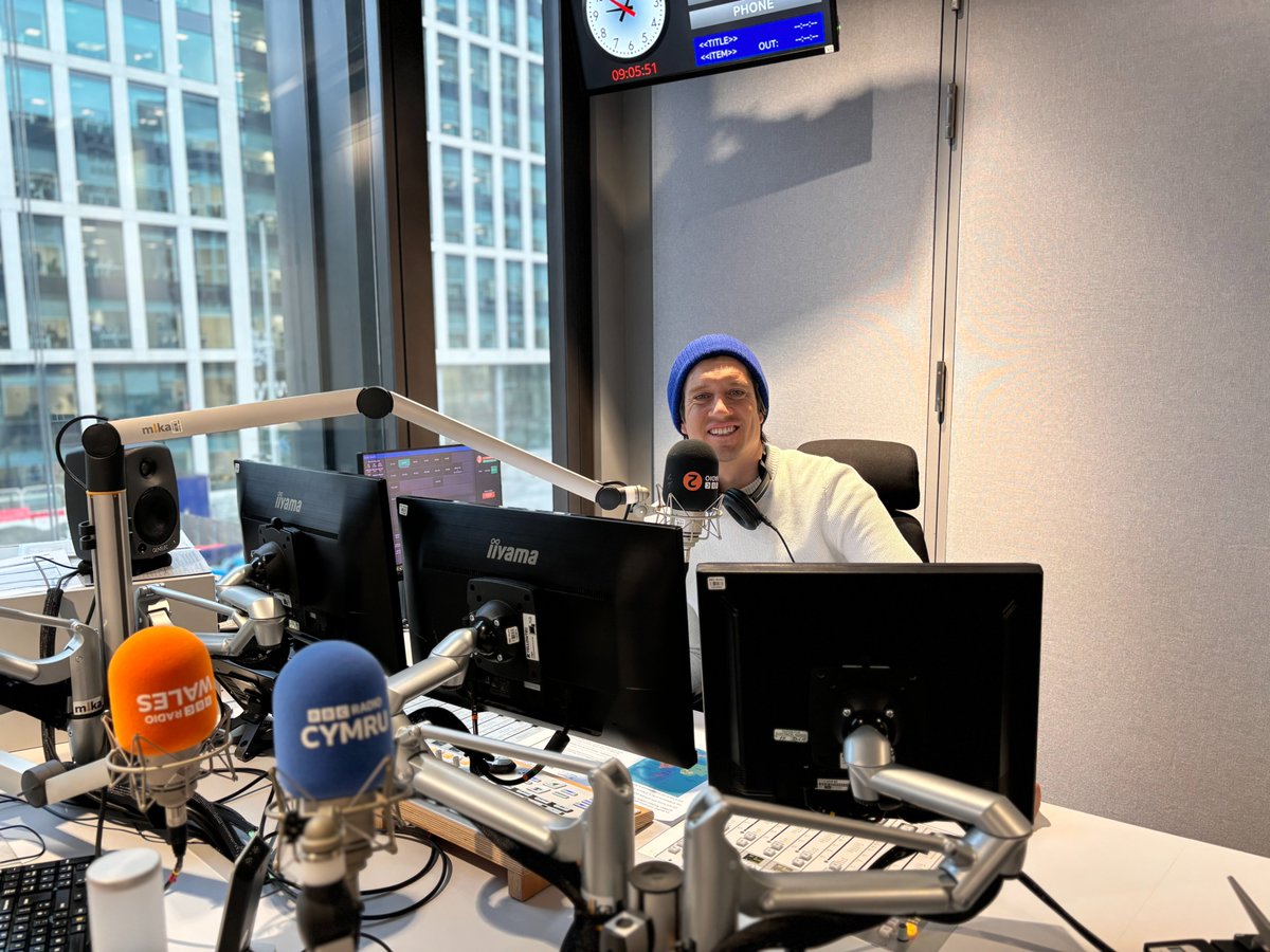 . <a href="/vernonkay/">Vernon Kay</a> broadcasting his <a href="/BBCRadio2/">BBC Radio 2</a> show live from <a href="/BBCWales/">BBC Wales 🏴󠁧󠁢󠁷󠁬󠁳󠁿</a> in Cardiff this morning – great to see him in Central Square.

Vernon Kay yn darlledu ei raglen <a href="/BBCRadio2/">BBC Radio 2</a> yn fyw o BBC Cymru yng Nghaerdydd bore ma.