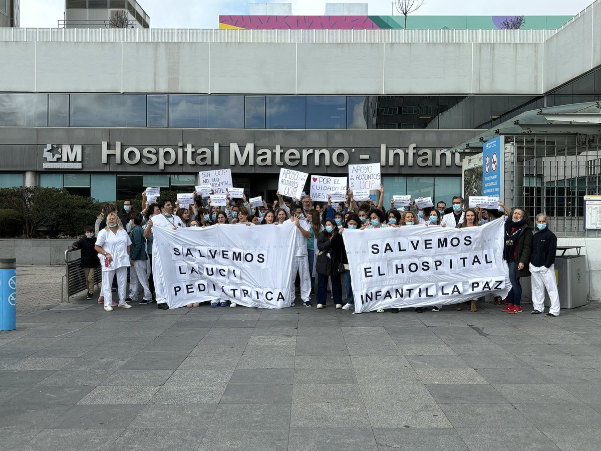 Mafinestación de los sanitarios del Hospital Universitario La Paz por el cierre de la UCI pediátrica del centro.
