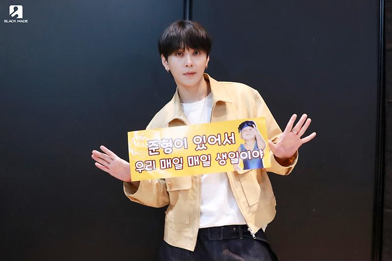 YJH891219_TH's tweet photo. ภาพเบื้องหลัง YONG JUN HYUNG FAN CONCERT [LONER's ROOM] ENCORE in TAIPEI #1 

#용준형 #YONGJUNHYUNG #ยงจุนฮยอง #BLACK_MADE #Fall_into_blue https://t.co/Ewdmqhkqmi