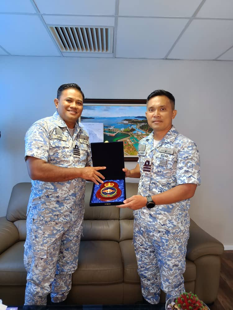 LMS_113's tweet photo. “Gratitude is the most exquisite form of courtesy.”
17 Jan 24 - Pegawai Memerintah telah melaksanakan Kunjungan Hormat kepada Komander Pangkalan Kota Kinabalu iaitu Kepten Ahmad Sani bin Zakaria TLDM pada sebelah pagi harini.
#kdbadik113
#devotedtoexcellence https://t.co/CCqc6Nz9wE