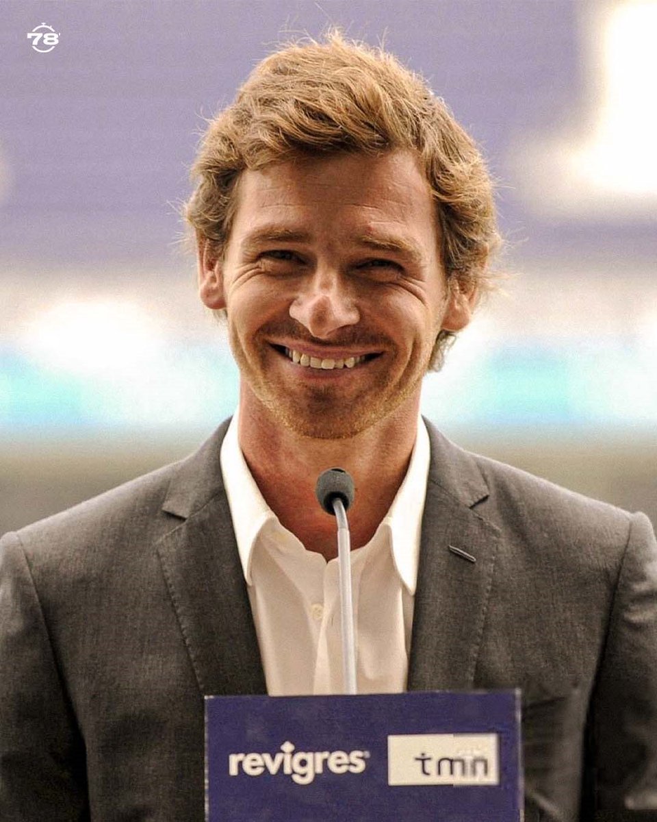 setentaeoito_'s tweet photo. Há cerca de 14 anos, o futebol português foi apanhado de surpresa. Numa altura em que o Benfica de Jorge Jesus ia dando cartas, o Porto, tal como já tinha feito no início do século, apresenta um treinador jovem sem grande nome. 

Foi resgatar um dos seus a Coimbra. Um dos seus, visto que André Villas-Boas tinha aprendido de perto com Bobby Robson e Mourinho no clube da cidade invicta. E invicto é uma palavra que Villas-Boas interiorizou à letra. 

Em 10/11, vence o Campeonato sem derrotas, a Taça de Portugal, a Supertaça e a Liga Europa, derrotando o Braga de Domingos Paciência na final, e tornando-se o treinador mais jovem de sempre a vencer uma final europeia, aos 33 anos. 

Era alérgico a derrotas. Teve apenas 4 ao longo dessa época (Villarreal e Sevilha em segundas mãos de eliminatórias europeias, Benfica na primeira mão das meias-finais da Taça e Nacional na Taça da Liga, a única competição que não venceu). Dava o seu toque aos ensinamentos que os grandes treinadores lhe deram, e ensinava outros, apesar de serem mais velhos, como Vítor Pereira. 

Os 5-0 ao Benfica no Dragão. Os 5-1 ao Villarreal. Os 6-2 ao Vitória. Todos os jogos demonstravam a sua qualidade enquanto treinador e o seu amor ao clube. Podia ter sido um fenómeno ainda maior, mas, nas suas passagens por Chelsea (onde levou com o peso do Special One), Tottenham, Zenit, Shanghai SIPG e Marselha, só tinha a cabeça num sítio: regressar ao seu verdadeiro amor. 

Hoje, o André vai apresentar a candidatura à presidência do clube do seu coração, procurando romper com os vícios em que o clube caiu. 

🐉