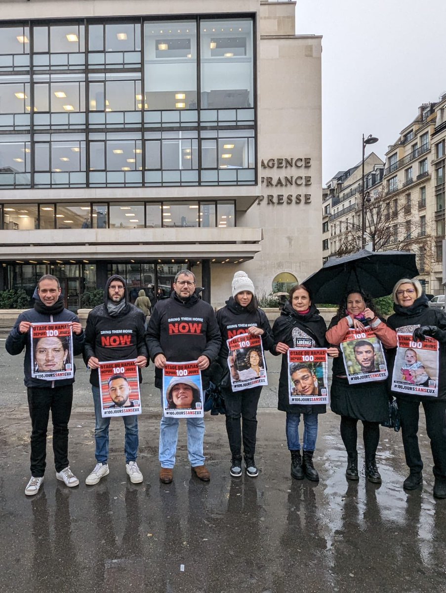 nahon_samuel's tweet photo. L’@afpfr se mobilise pour dénoncer la détention d’#otages du Hamas ⛓️

Ah non…. En fait ils affichent les portraits de  « journalistes » dont #SaïdKhatib, aux côtés du #hamas lors des pogroms du 7 octobre.

Le @7octobre_2023 leur a rappelé que des otages étaient tjs détenus ! 🇫🇷 https://t.co/2SHEAQ4Ja9