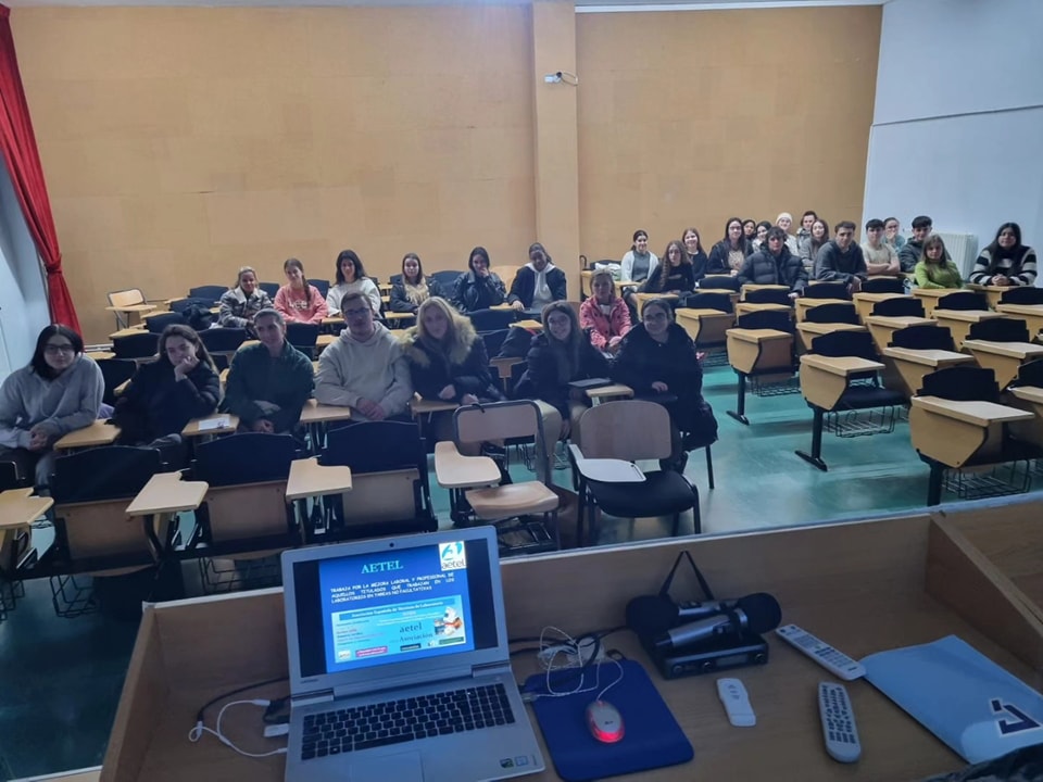 ➡️ En Ferrol, informamos y compartimos día con alumnos de Laboratorio Clinico y Biomédico del <a href="/CIFPLeixa/">CIFP Leixa</a>
👏¡Gracias por vuestra acogida!
✅Os animamos a participar en los Premios AETEL Junior y poder asistir gratuitamente al 35º Congreso de AETEL en Valladolid
#aeteltuasociacion
