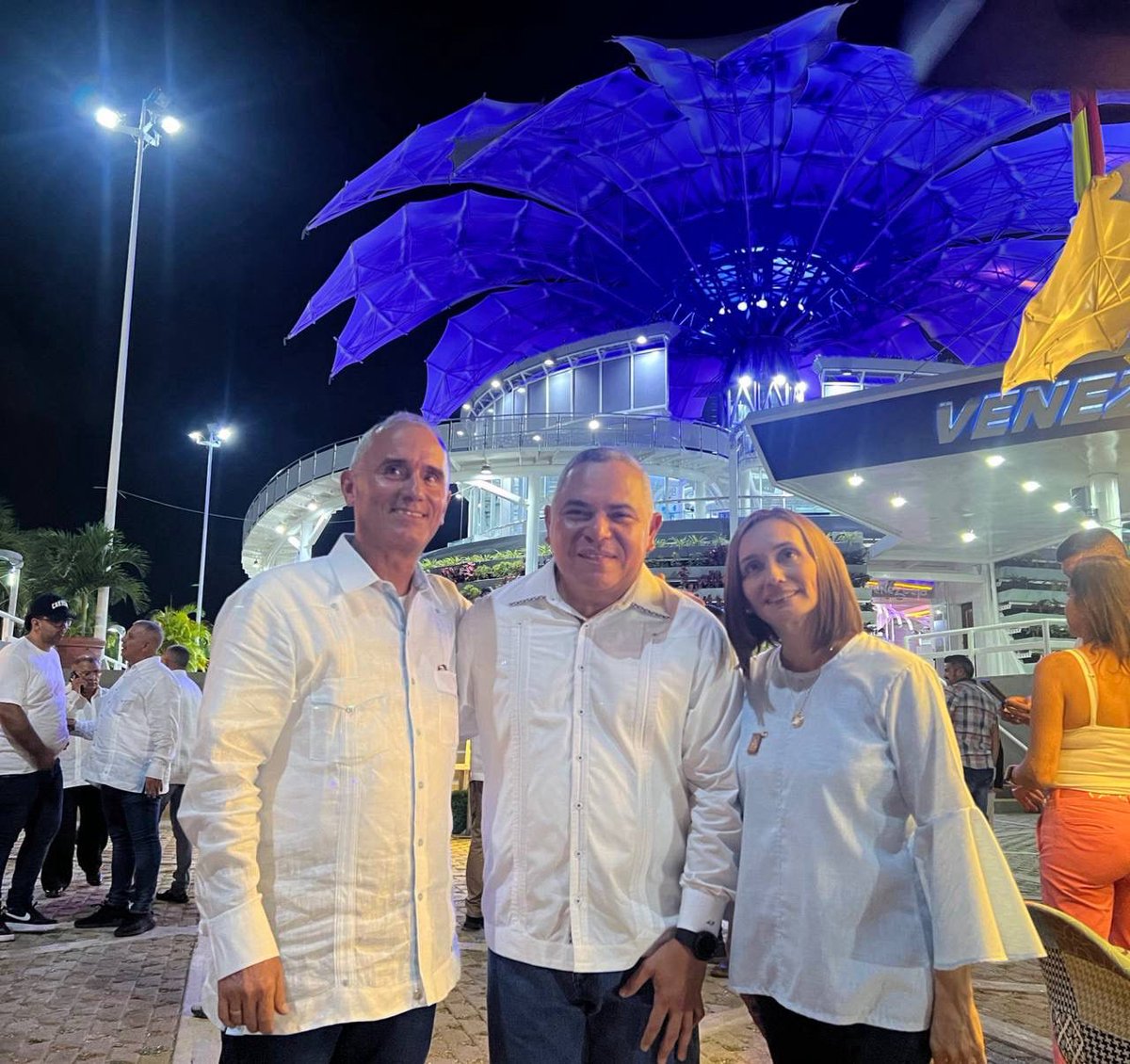AdolfoP_Oficial's tweet photo. #17Ene Que bonita velada en la Flor de Venezuela junto a mis compañeros de armas de la Fuerza Armada Nacional Bolivariana, representados por el MG Javier Marcano Tábata, Cmdte de la Milicia y el MG José Antonio Murga Baptista, Cmdte del Ejército. 

Lara siempre será su casa… Que la Divina Pastora los bendiga siempre. @somos_ejercito @opermarcano4