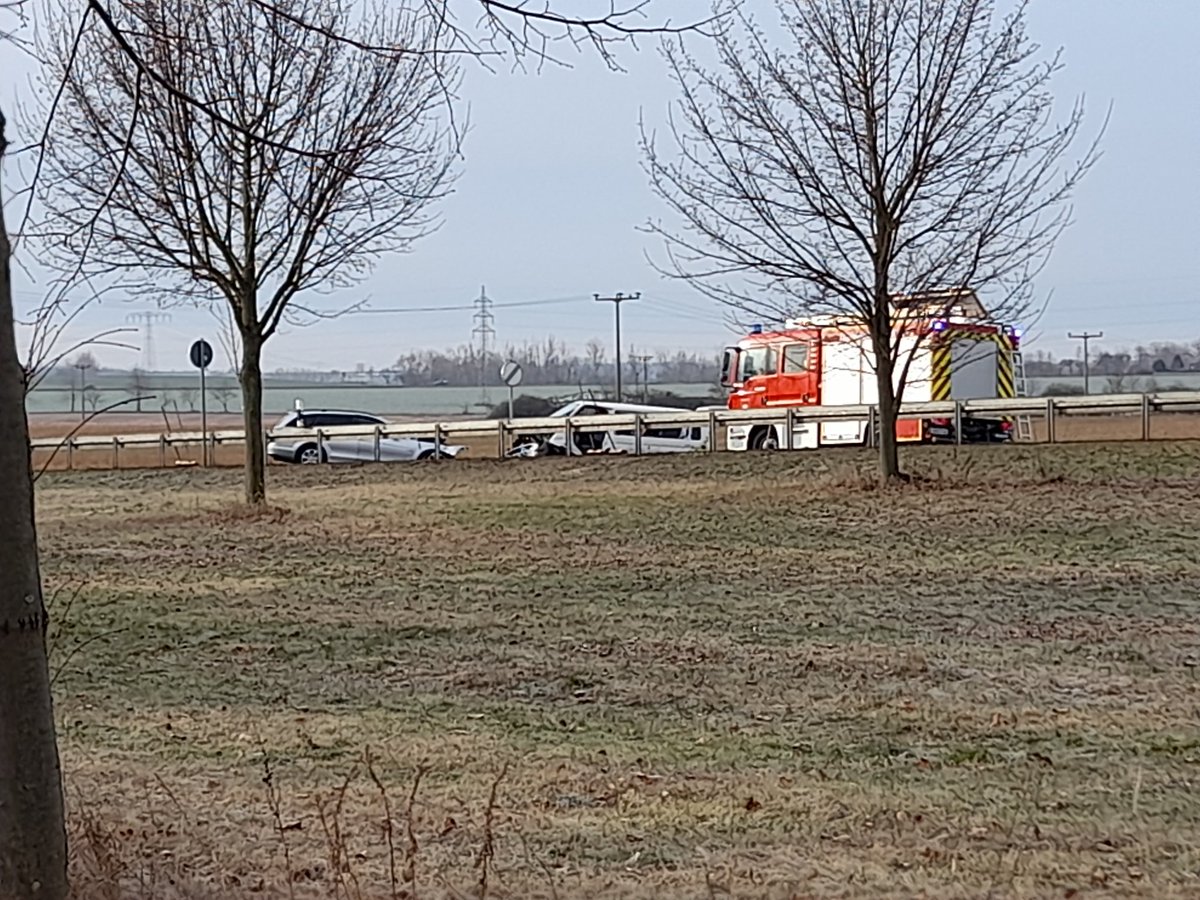 VollradMartin's tweet photo. Verkehrsunfall mit Personenschaden zwischen Primmelwitz und Zschaschelwitz ein frontalzusammenstoß zwischen einem Ford Transit und einem Mercedes Benz E Klasse ADAC Helikopter war auch in Einsatz und ist in Richtung Borna geflogen https://t.co/QazCMiaTDT