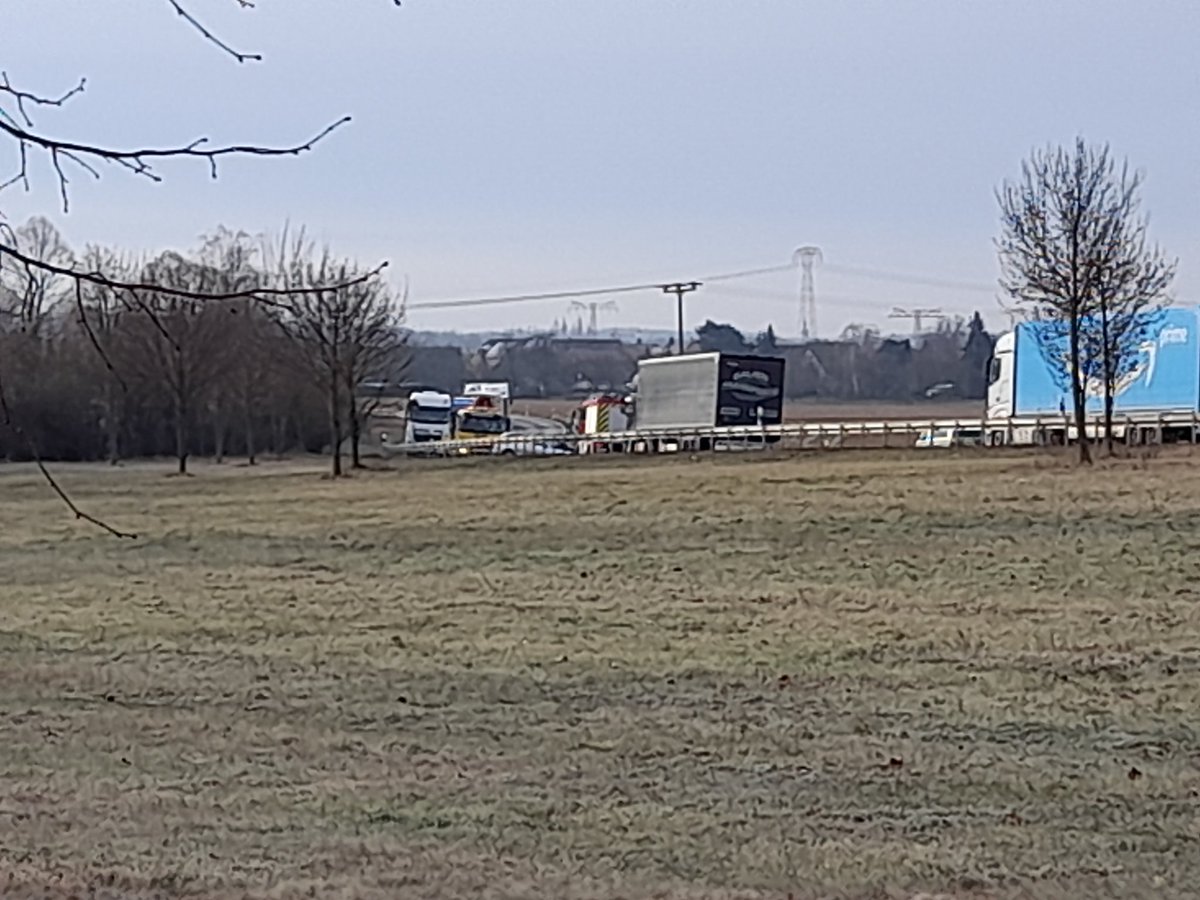 Verkehrsunfall mit Personenschaden zwischen Primmelwitz und Zschaschelwitz ein frontalzusammenstoß zwischen einem Ford Transit und einem Mercedes Benz E Klasse ADAC Helikopter war auch in Einsatz und ist in Richtung Borna geflogen