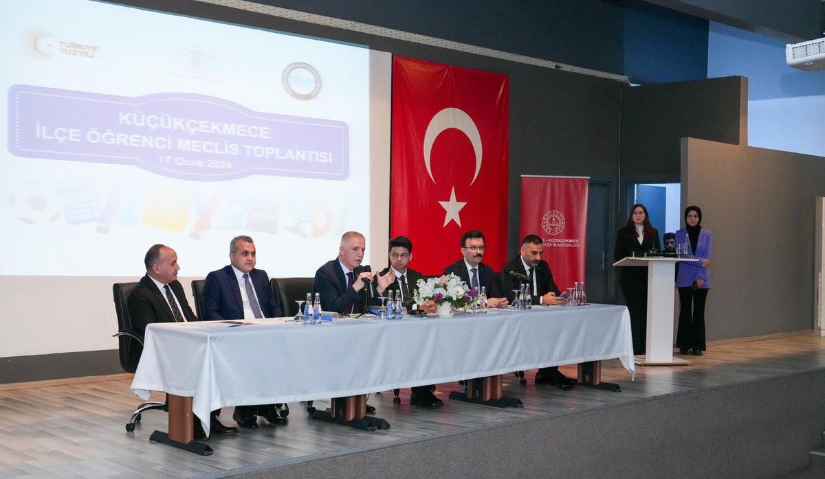 #Küçükçekmece İlçe Öğrenci Meclisi toplantısı, Valimiz <a href="/gul_davut/">Davut GÜL</a>'un katılımı ve Öğrenci Meclisi Başkanı Efe Yılmaz'ın başkanlığında düzenlendi.  👩🏻‍🏫👨🏻‍🏫

Vali Gül, "#İstanbul Öğrenci Meclisleri projemiz ile öğrencilerin yeteneklerinin farkına varmalarını sağlayacağız." dedi.