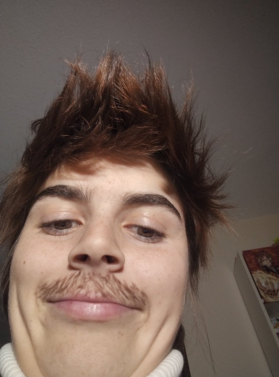 LaYayaEsp_'s tweet photo. Estudio peluquería y el otro día en clase, me peinaron así. Cuando llegue a mi casa me miré al espejo y dije "tengo que hacerme un bigote".
Así fue como hice el Cosplay de Martín. #DMOTAlDia18E @OT_Oficial https://t.co/mB3SFcgROH