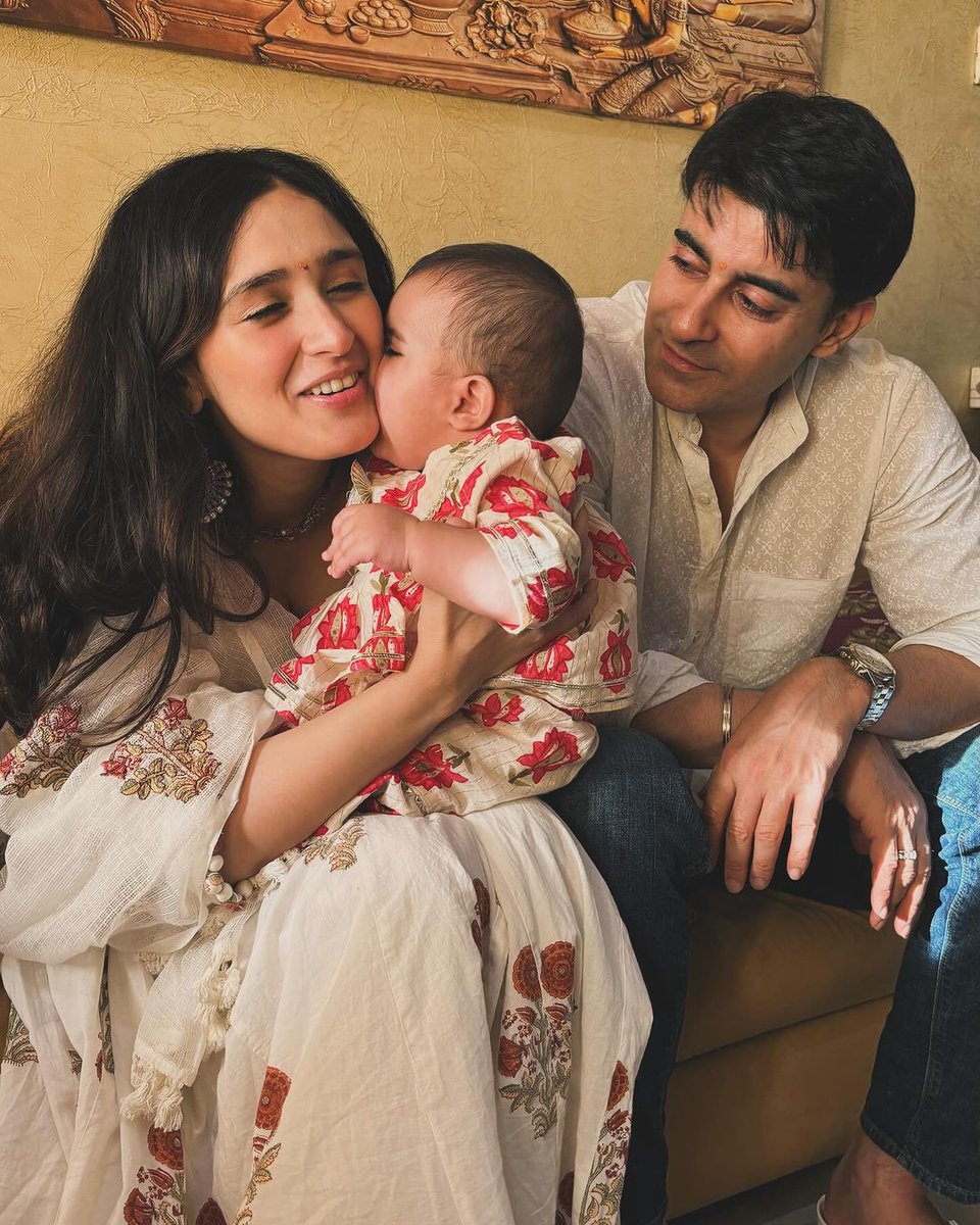 DelhiTimesTweet's tweet photo. How adorable! 🤩
@gautam_rode and @Panawasthy_31 delight us with charming pictures from her kids #Radhya and #Raditya's annaprashan ceremony!
#pankhuriawasthy #gautamrode #twins #Parents https://t.co/zBrjMlin0t