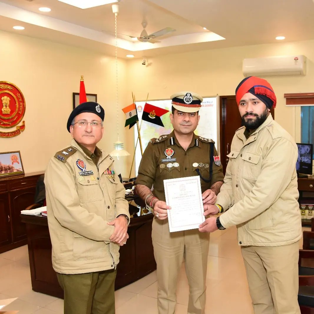 div_sho3's tweet photo. Commendation certifates awarded to our police officials for their outstanding performance and great contribution to their duties.
#punjabpolice https://t.co/1jT7mOIban