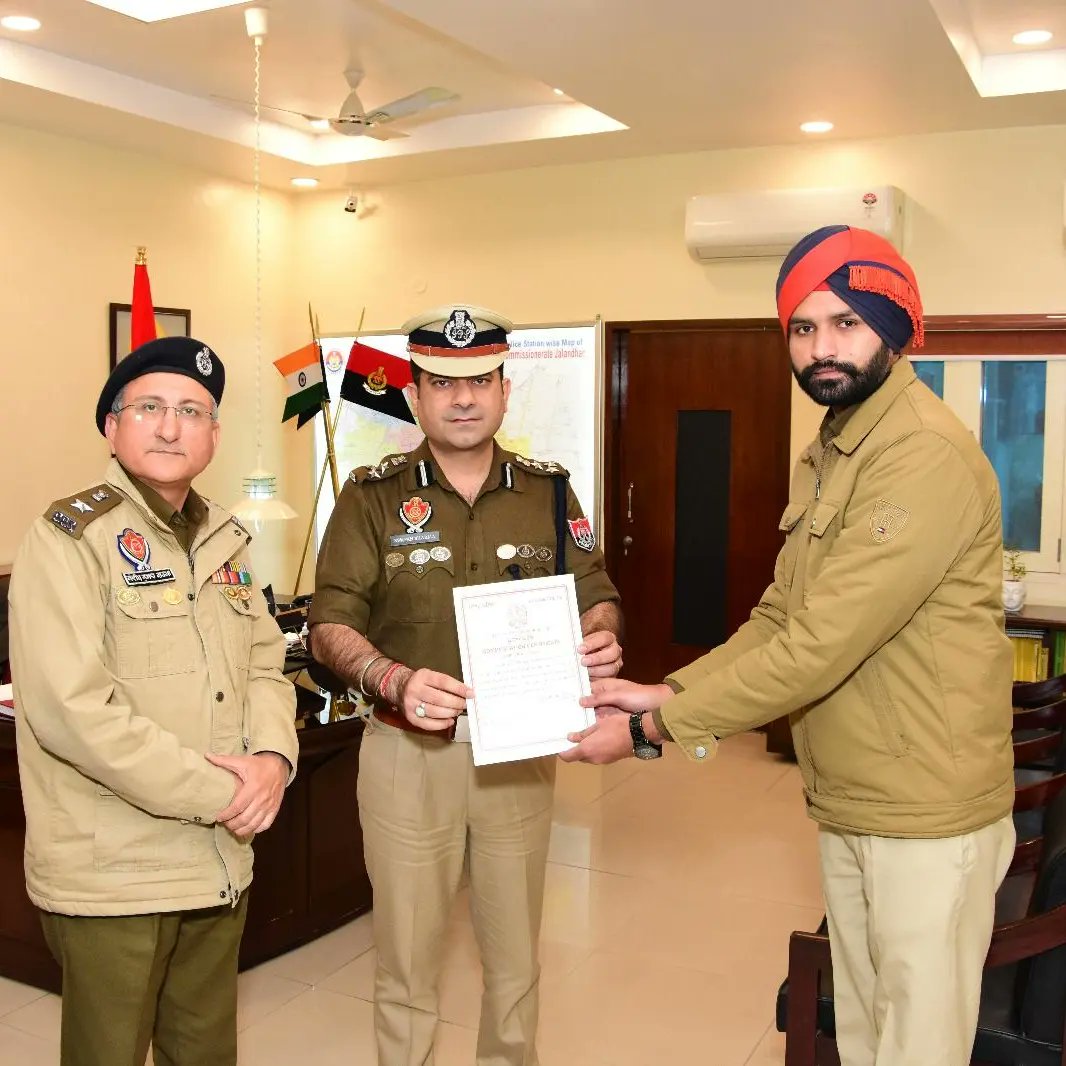 div_sho3's tweet photo. Commendation certifates awarded to our police officials for their outstanding performance and great contribution to their duties.
#punjabpolice https://t.co/1jT7mOIban