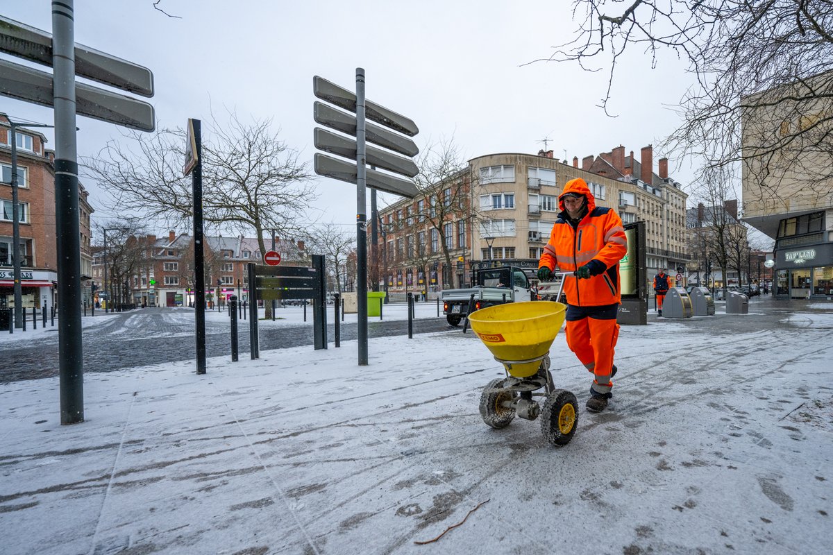 #Valenciennes sous la neige ! ❄️🌨️ Un grand merci à nos agents municipaux, pleinement mobilisés pour garantir la #sécurité de tous ➡️ Face à ces conditions, restez prudents et vigilants dans vos déplacements ! ⚠️