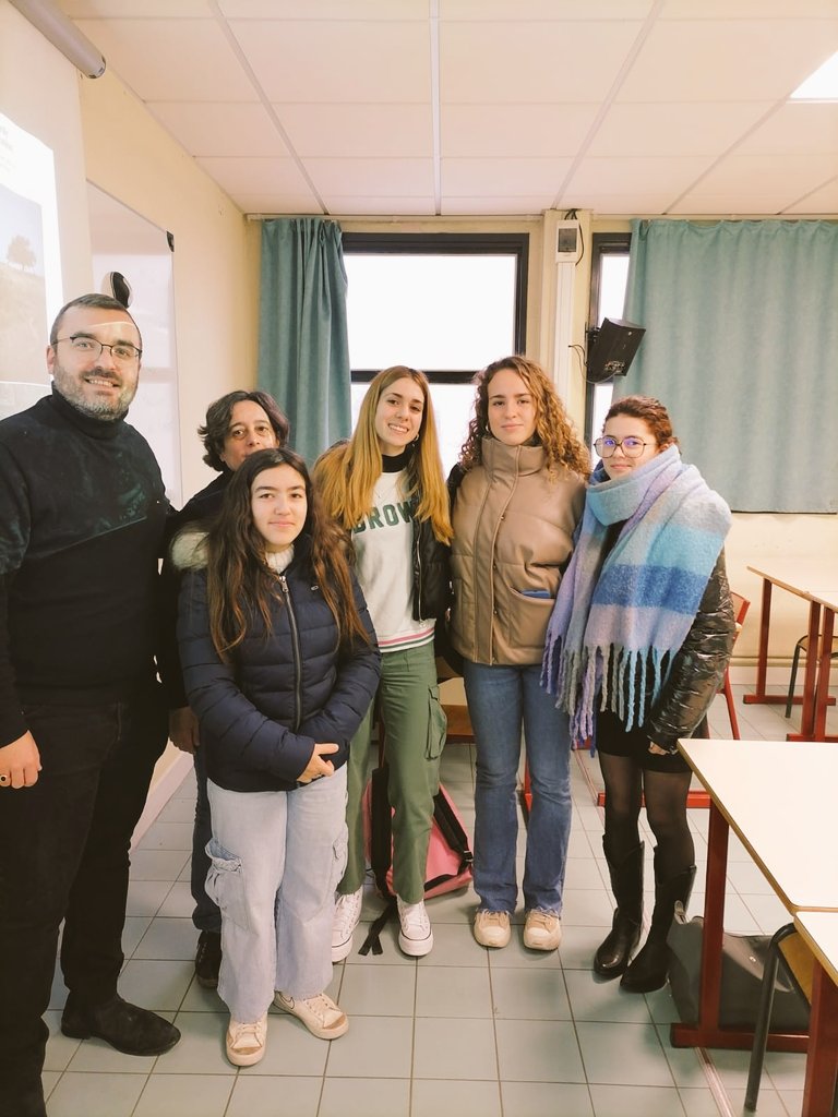 JrmLeger's tweet photo. Nous recevons avec plaisir Carla et Marta, élèves de l'@IesClavero d'Almagro 🇪🇸. Accompagnées de Miriam, leur enseignante de Français, et accueillies chez Augustine et Elsa, elles ont commencé les cours au @LyceeMaxLinder 🇨🇵, pour un mois, dans le cadre du programme #Erasmus 🇪🇺. https://t.co/bmdyApRAs0