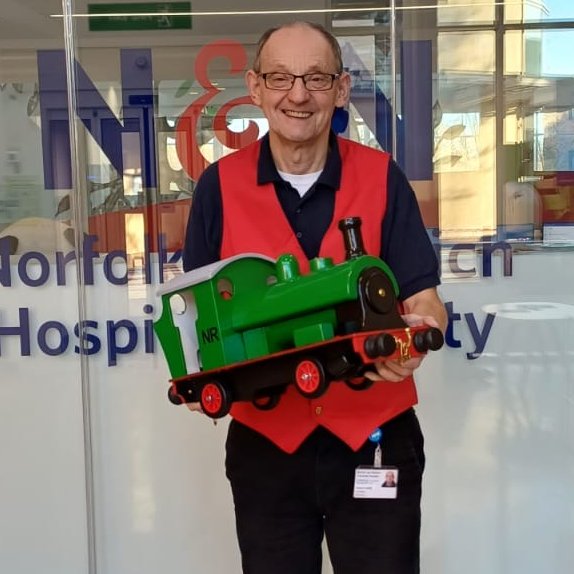 💙Congratulations to Bob Smith who was the winner of our recent Name the Train fundraising contest. 'Victor' the train was made by one of our supporters, and we are delighted to present it to Bob, a volunteer @nnuh who will be giving it to a very lucky grandchild.