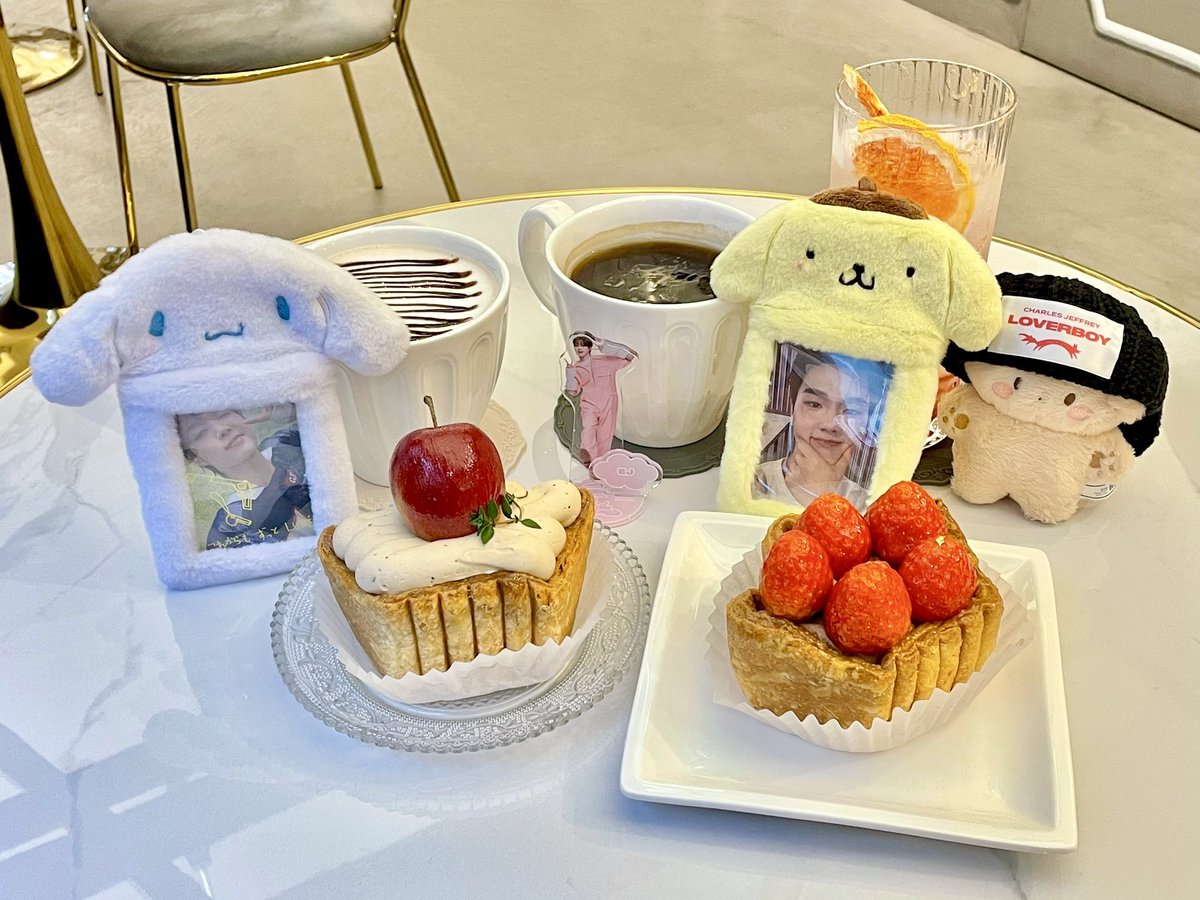 📍망원 슈크렌느

파이 먹고 반해서 배불렀음에도 불구하고 흡입한 곳.. 파이가 왕관 모양이라 더더 예쁨🥹
여기 귤파이가 지이인짜 예쁘니까 쭈프들 도전해보세용👍

#악당들은_잘먹고_잘살아
#정수야_이곳은_청정수의_지역이야
#여기맛있승민
#의주야_신의주신맛_먹어볼래
#고독한_주주