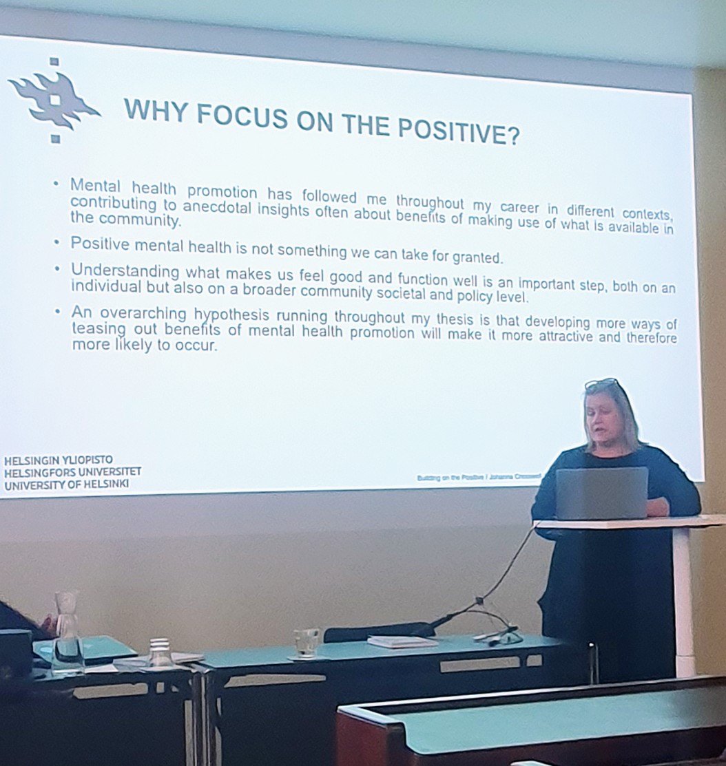 Ihanan kollegani ja ohjattavani Johanna Cresswell-Smithin väitöstilaisuus, Building on the positive, juuri meneillään Helsingin yliopistossa. Merkittävä päivä itsellenikin, ensimmäinen oman ohjattavani väitös🥳. Linkki väikkäriin tässä helda.helsinki.fi/items/2c9f6ffd…