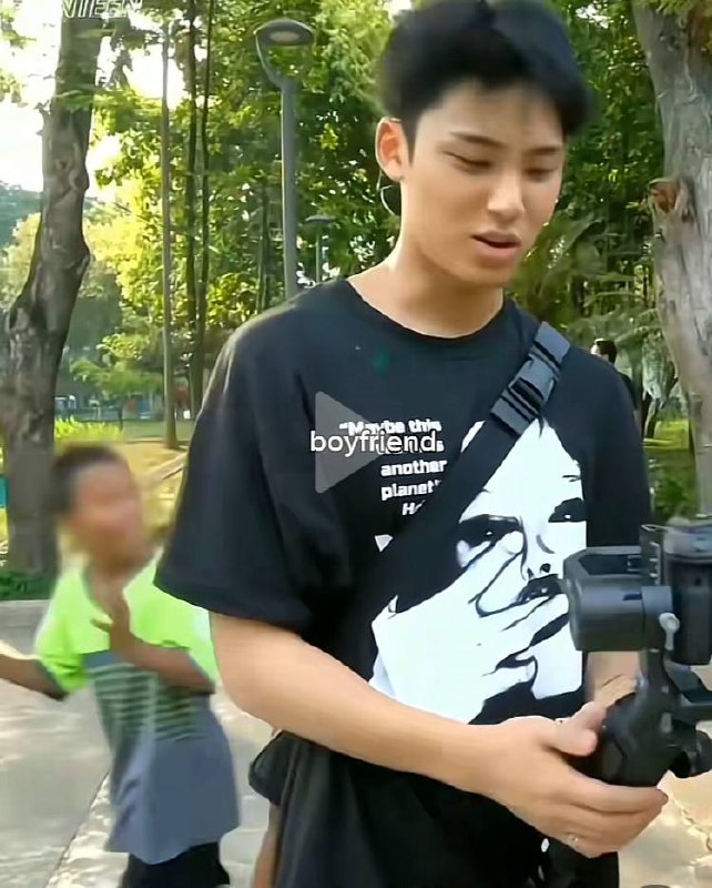 caratstalk's tweet photo. "Itu temennya yang baju item, kok nggak kaya org korea ya" 

😂😂😂😂😂😂😂 [17s] https://t.co/lWC7WdYone