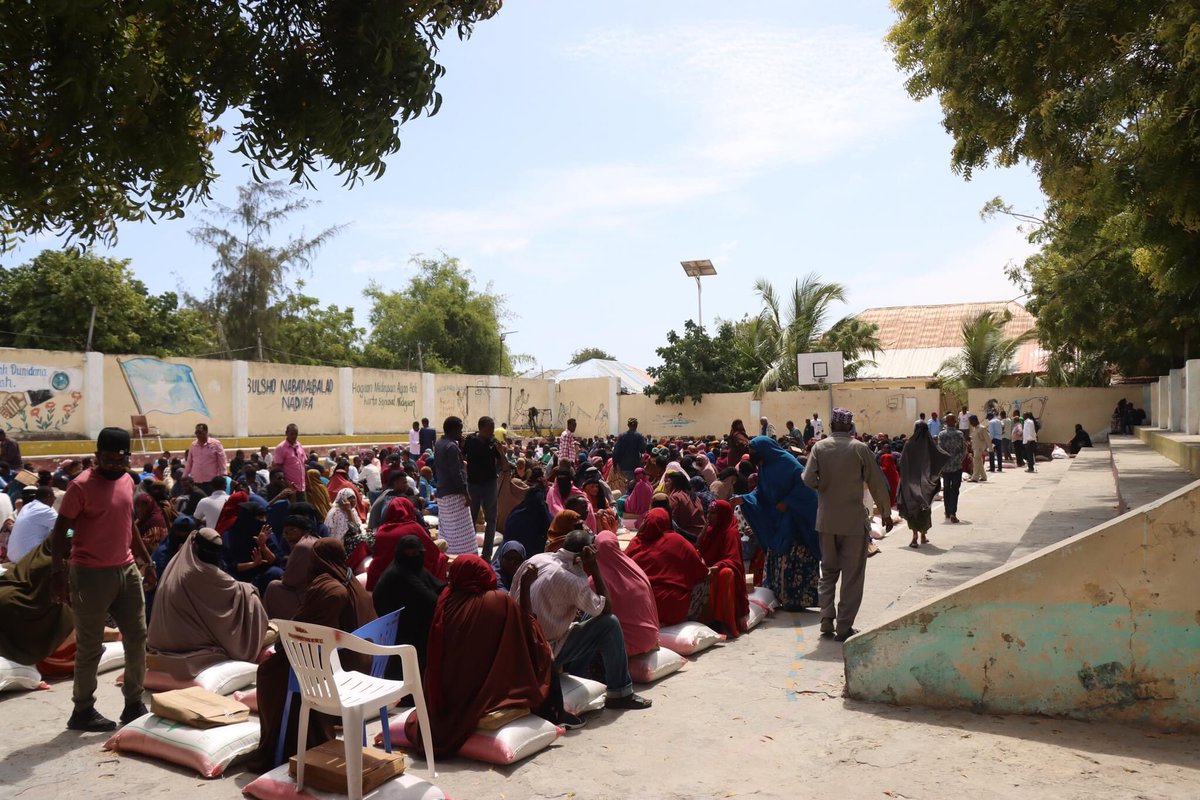 SoDMA_Somalia's tweet photo. The #SoDMA Agency made an impactful contribution by providing aid to 1,500 displaced families who were affected by the adverse effects of #ElNiño. The aid was distributed at the #Bondhere District Centre, which will surely help alleviate the suffering of the affected families. https://t.co/DvcHmVWPVQ