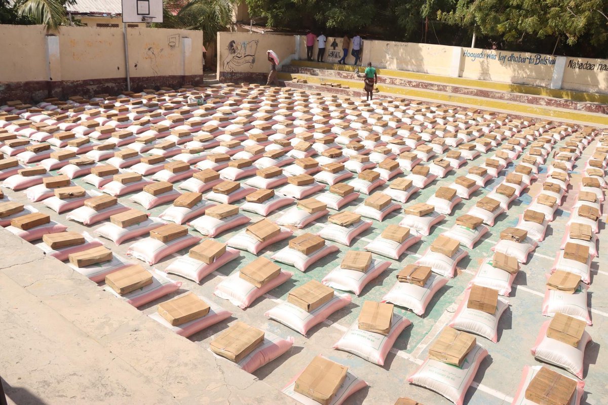 SoDMA_Somalia's tweet photo. The #SoDMA Agency made an impactful contribution by providing aid to 1,500 displaced families who were affected by the adverse effects of #ElNiño. The aid was distributed at the #Bondhere District Centre, which will surely help alleviate the suffering of the affected families. https://t.co/DvcHmVWPVQ
