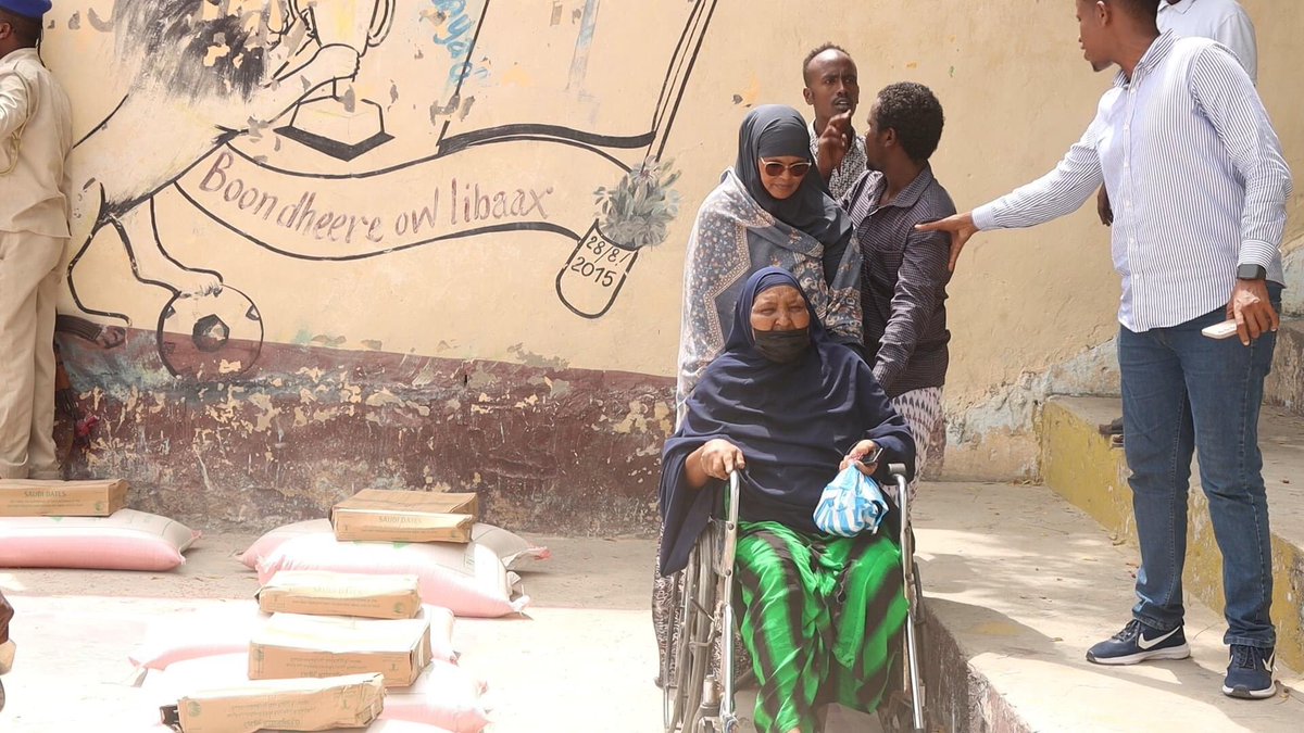 SoDMA_Somalia's tweet photo. The #SoDMA Agency made an impactful contribution by providing aid to 1,500 displaced families who were affected by the adverse effects of #ElNiño. The aid was distributed at the #Bondhere District Centre, which will surely help alleviate the suffering of the affected families. https://t.co/DvcHmVWPVQ
