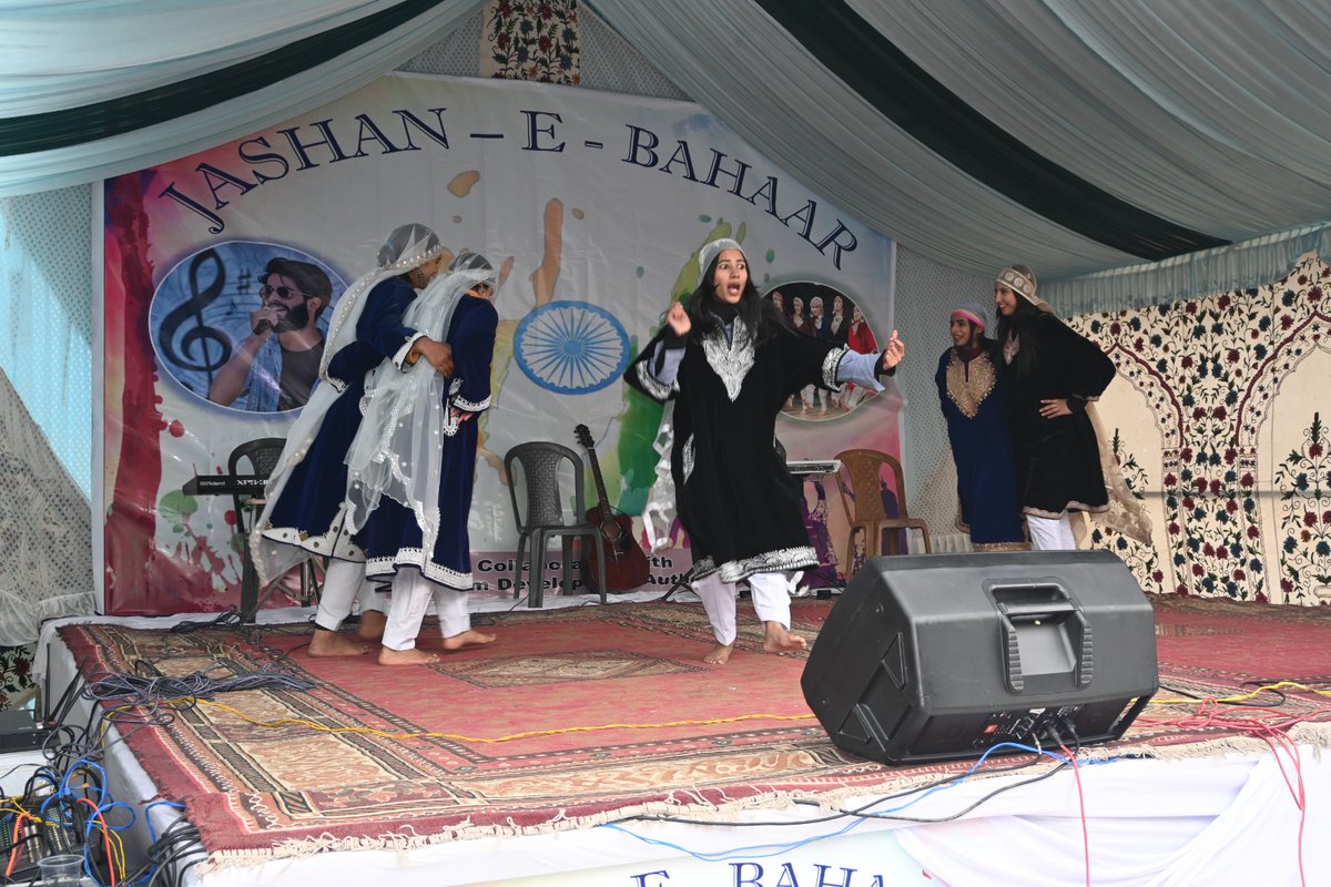 Vadiekashmiri's tweet image. #IndianArmy conducted Jashn-e-Bahaar, a musical extravaganza to provide a platform for the local youth of Pahalgam to showcase their music talent. #UnityInHarmony #PahalgamMusic
#Kashmir
#Kashmirlife
#Music
@adgpi
@NorthernComd_IA
@ChinarcorpsIA
#zindadilkashmir