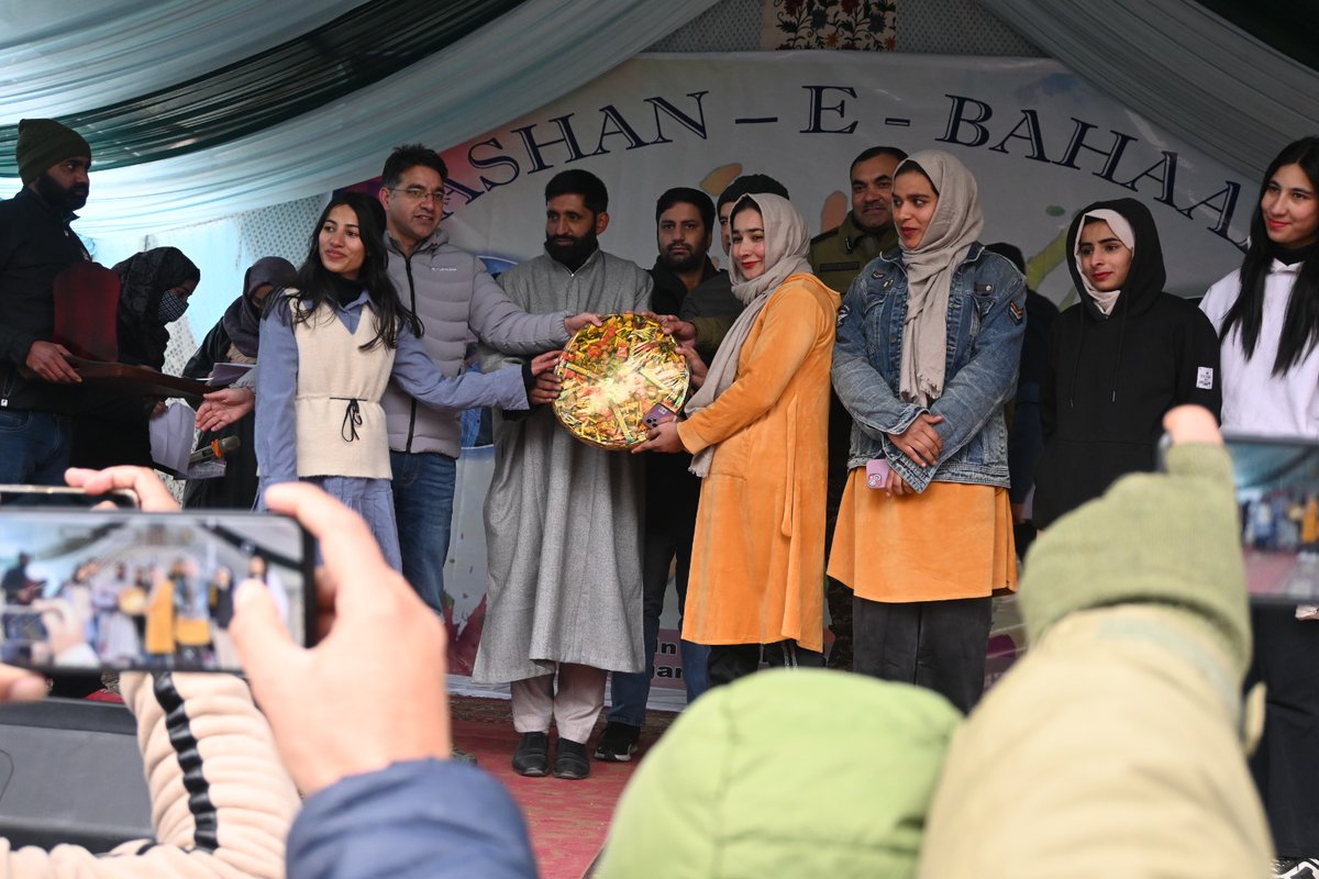 Vadiekashmiri's tweet image. #IndianArmy conducted Jashn-e-Bahaar, a musical extravaganza to provide a platform for the local youth of Pahalgam to showcase their music talent. #UnityInHarmony #PahalgamMusic
#Kashmir
#Kashmirlife
#Music
@adgpi
@NorthernComd_IA
@ChinarcorpsIA
#zindadilkashmir